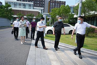 烈日炎炎，領(lǐng)導送信心|閔行區(qū)委委員、區(qū)人民檢察院黨組書記、檢察長胡春健帶隊赴寶開智能開展大走訪、大排查